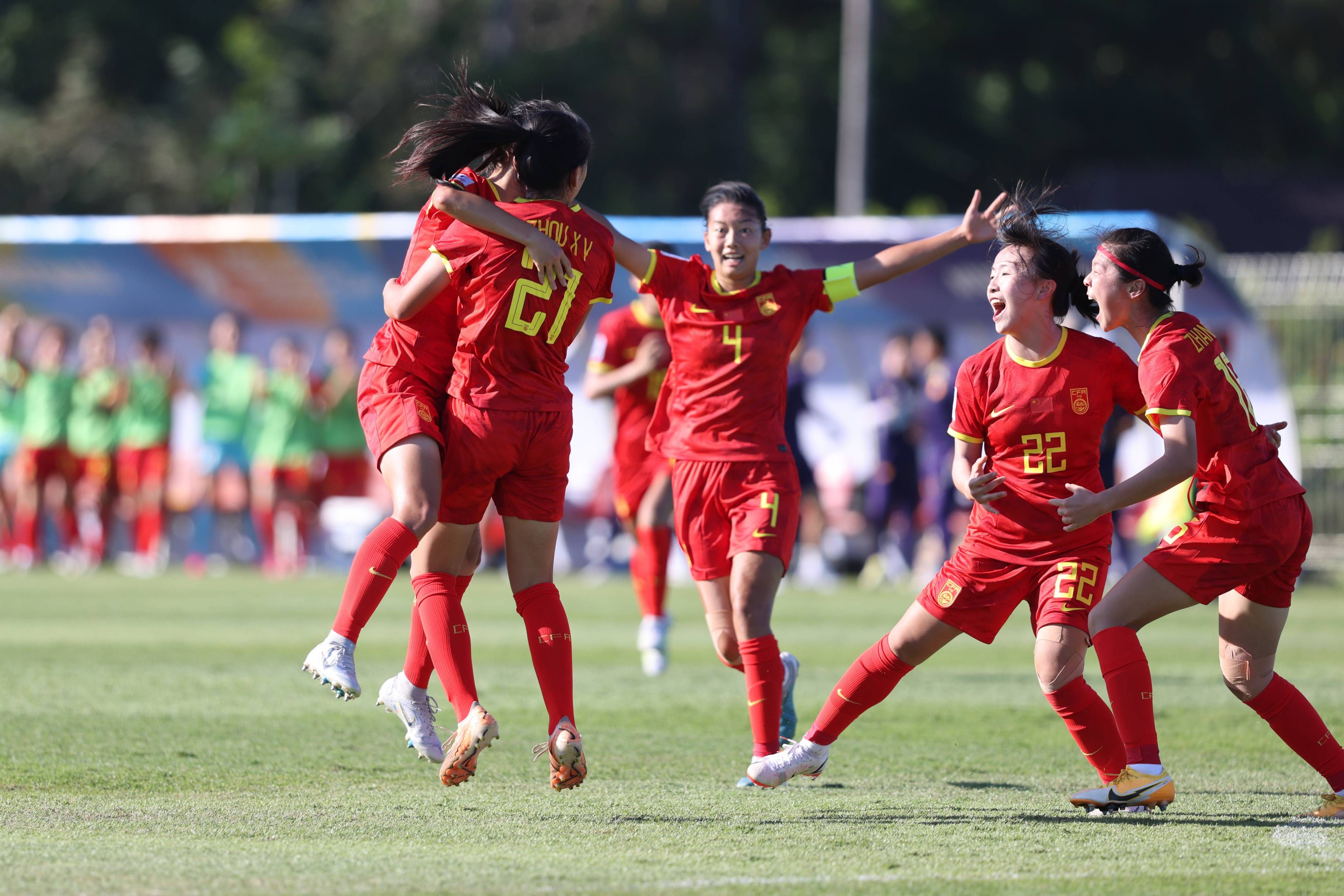 女足队员在国际赛事中取得胜利